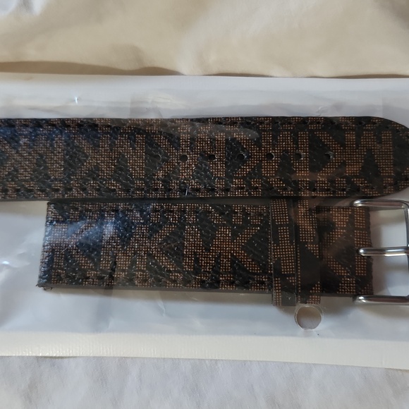 NEW IN PACKAGE SAMSUNG 20MM MK BAND - Picture 2 of 2